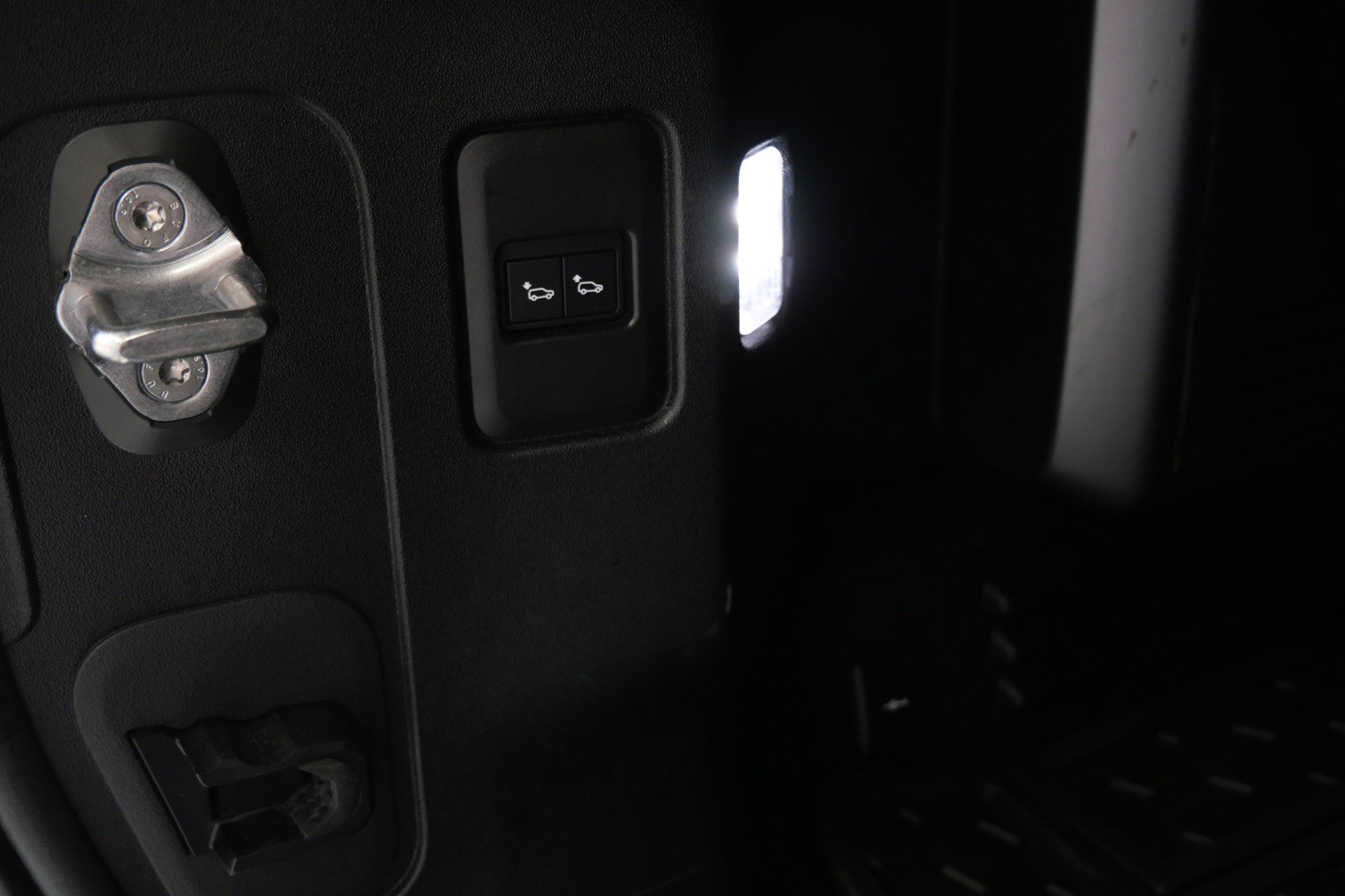 Used 2020 Land Rover Defender 110 First Edition image 29