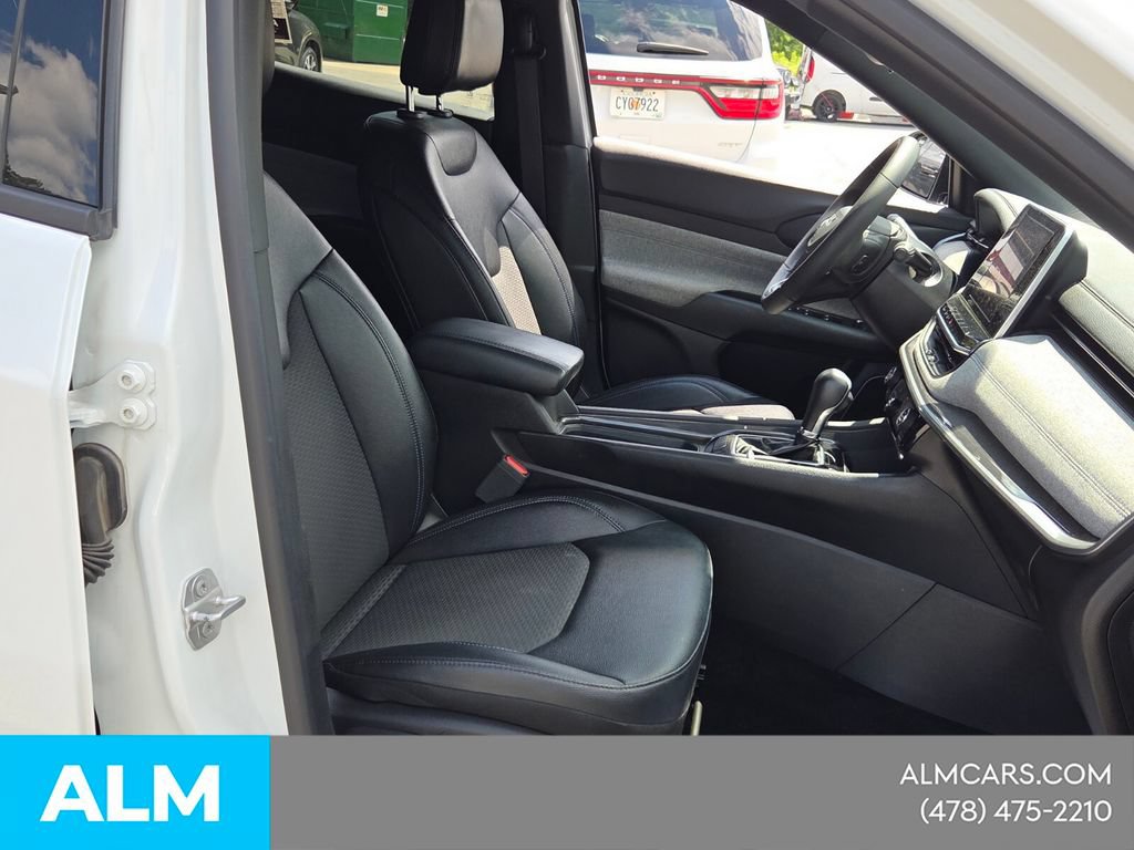 Used 2025 Jeep Compass Latitude AWD/4WD image 18