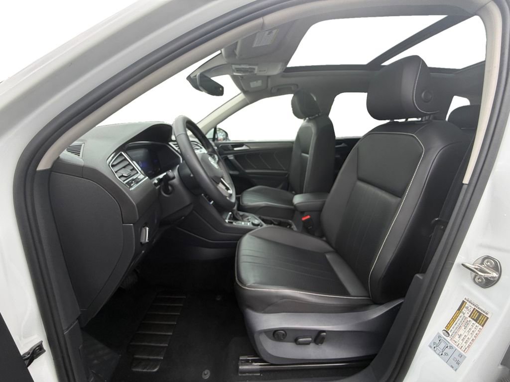 Used 2022 Volkswagen Tiguan SE w/ Panoramic Sunroof Package AWD/4WD image 9