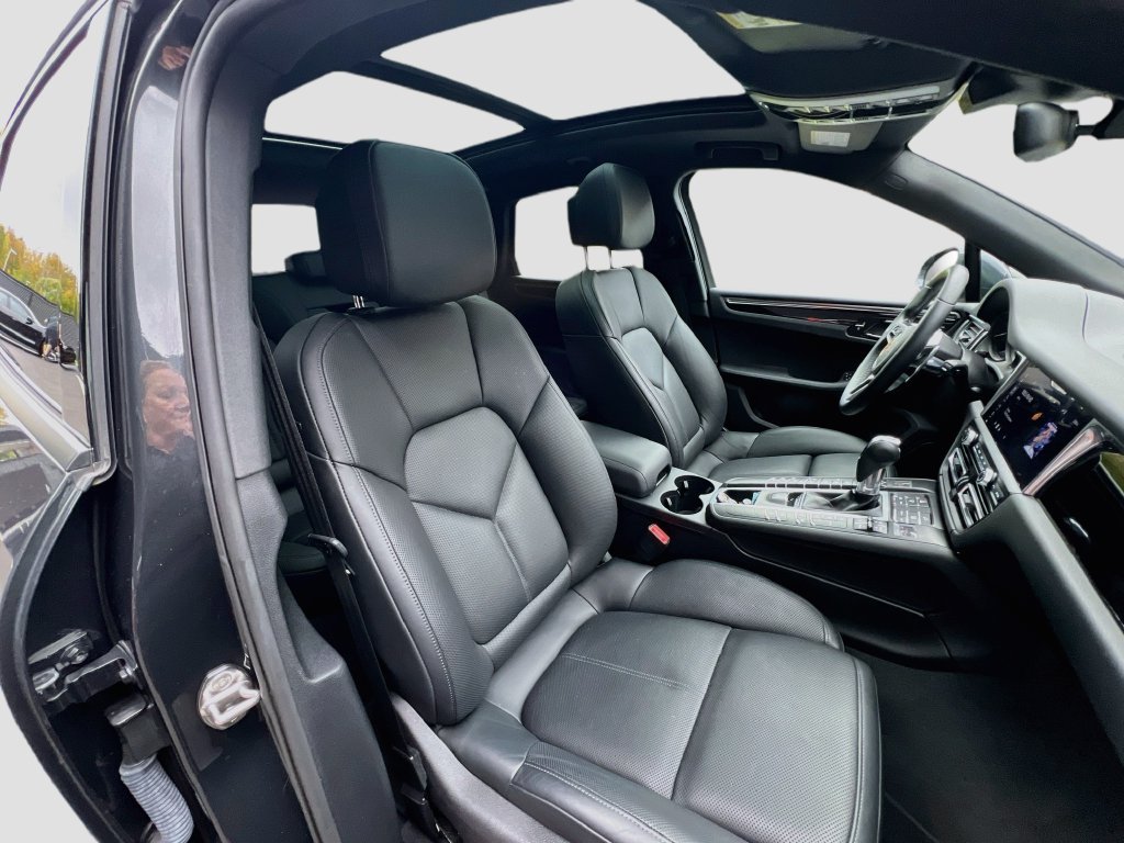 Certified 2021 Porsche Macan AWD/4WD image 30