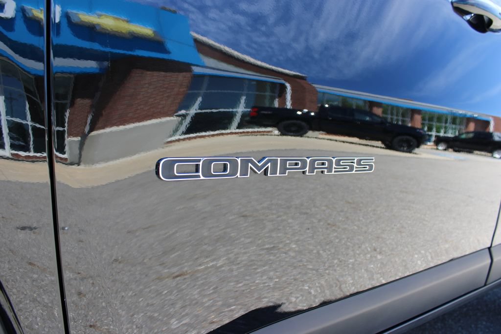 Used 2025 Jeep Compass Latitude AWD/4WD image 7