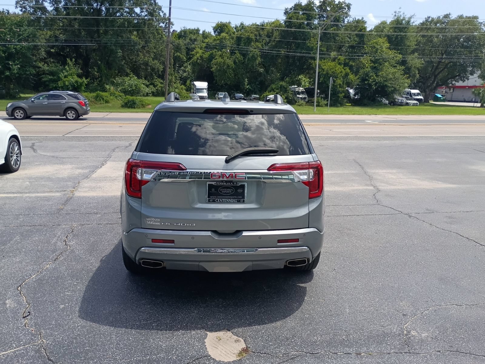 Used 2023 GMC Acadia Denali w/ Denali Ultimate Package FWD image 3