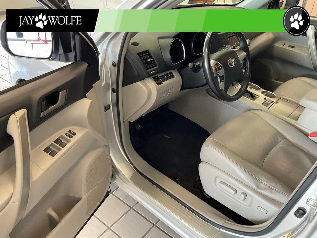 Used 2011 Toyota Highlander SE w/ Tow Pkg FWD image 9