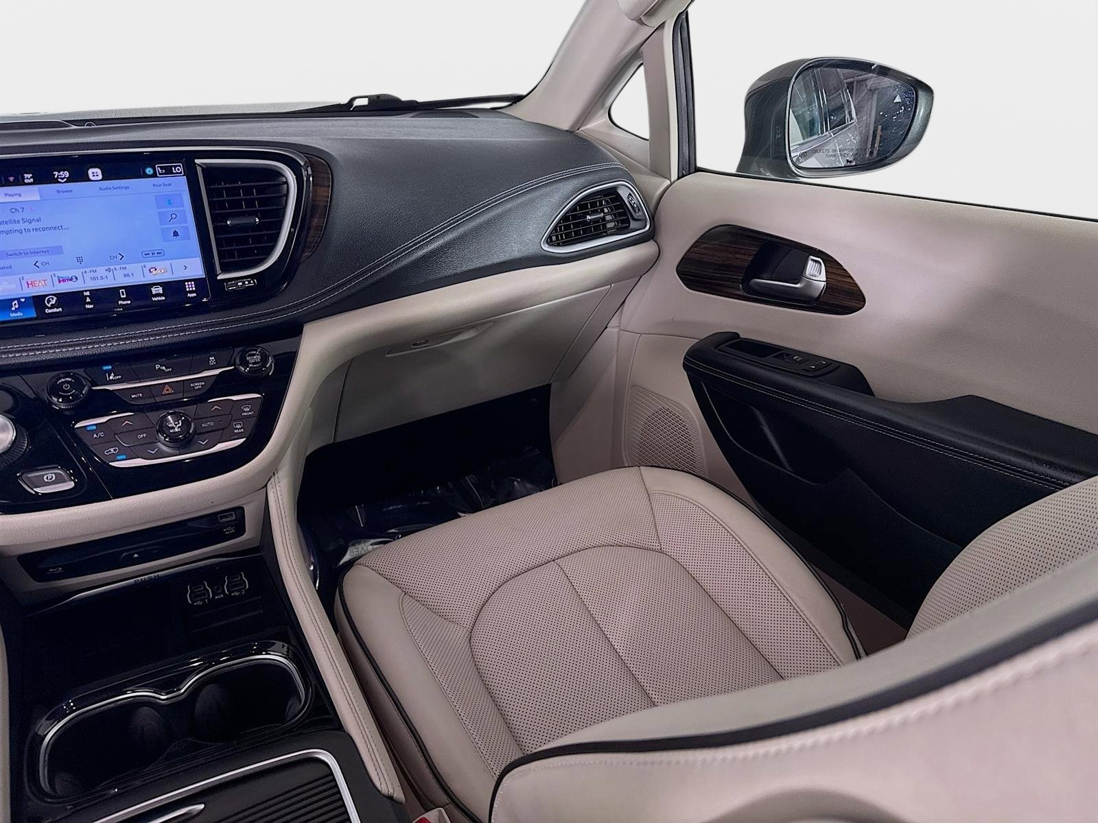 Used 2021 Chrysler Pacifica Limited w/ Uconnect Theater Family Group image 25