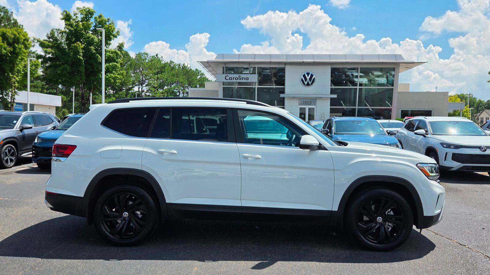Certified 2023 Volkswagen Atlas SE w/ Black Wheel Package FWD image 5