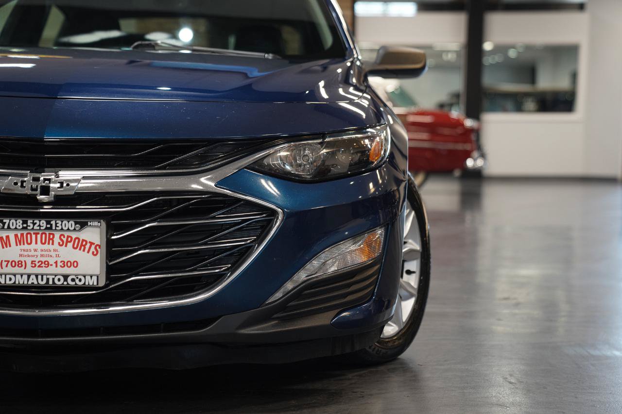 Used 2019 Chevrolet Malibu LT w/ Leather Package FWD image 2