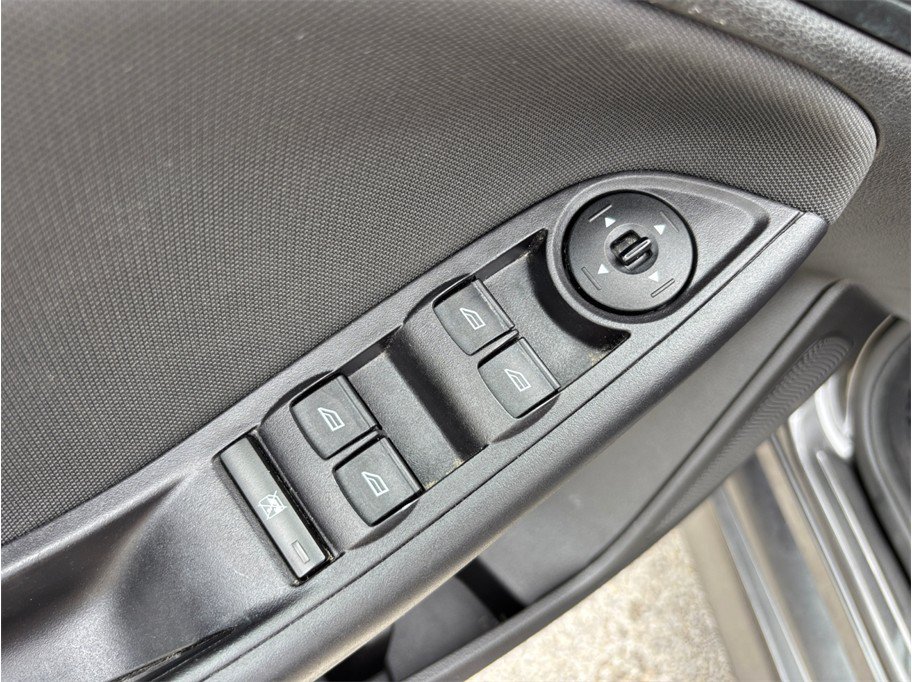 Used 2015 Ford Focus SE w/ SE Sport Package FWD image 14