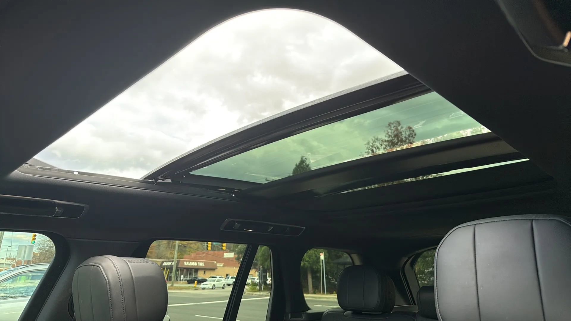 Used 2024 Land Rover Range Rover SE image 56