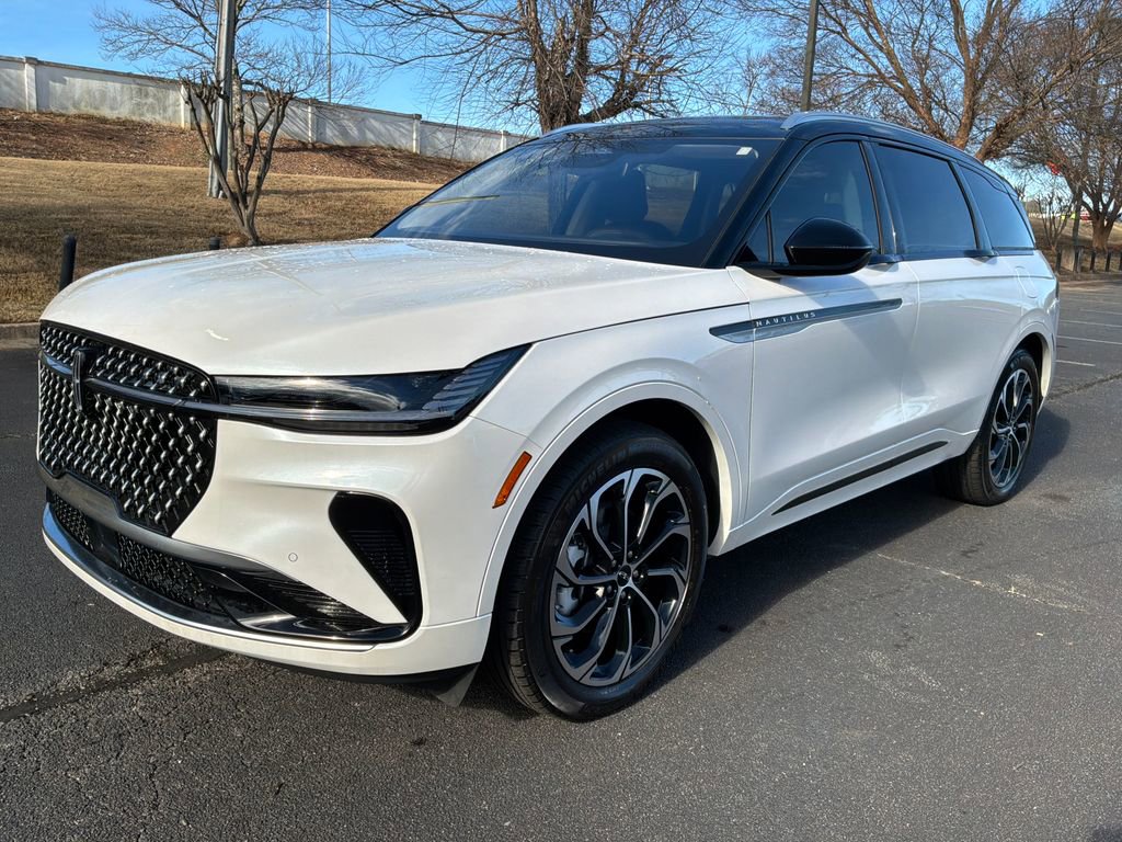 Used 2025 Lincoln Nautilus Reserve image 3