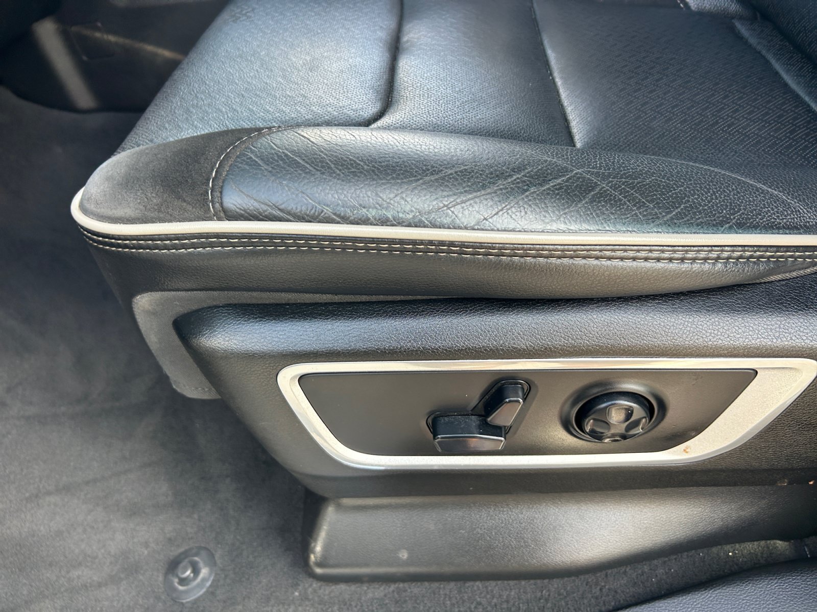 Used 2019 RAM 1500 Laramie w/ Sport Appearance Package AWD/4WD image 14