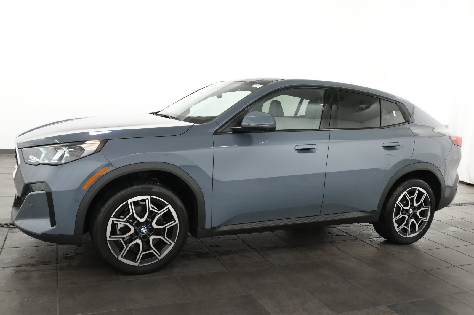 Used 2026 BMW X2 xDrive28i AWD/4WD image 2