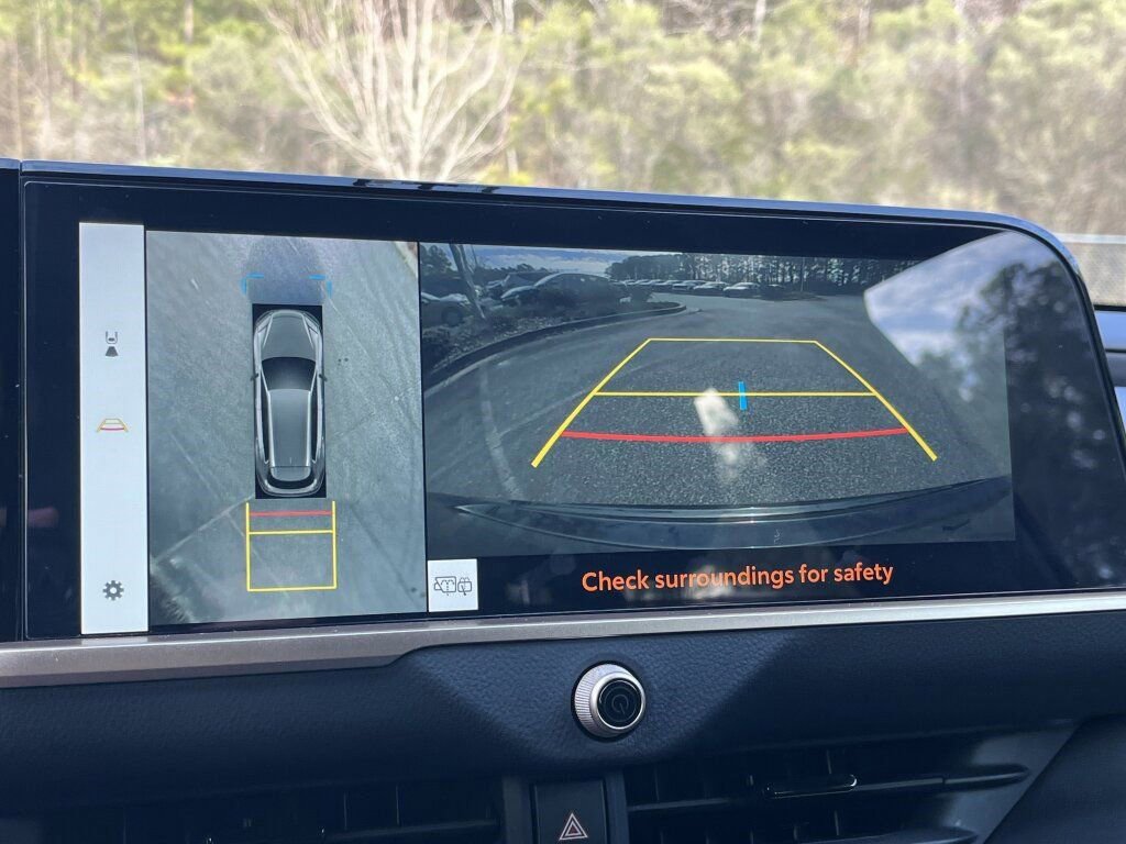 Used 2025 Toyota Crown Signia Limited image 3