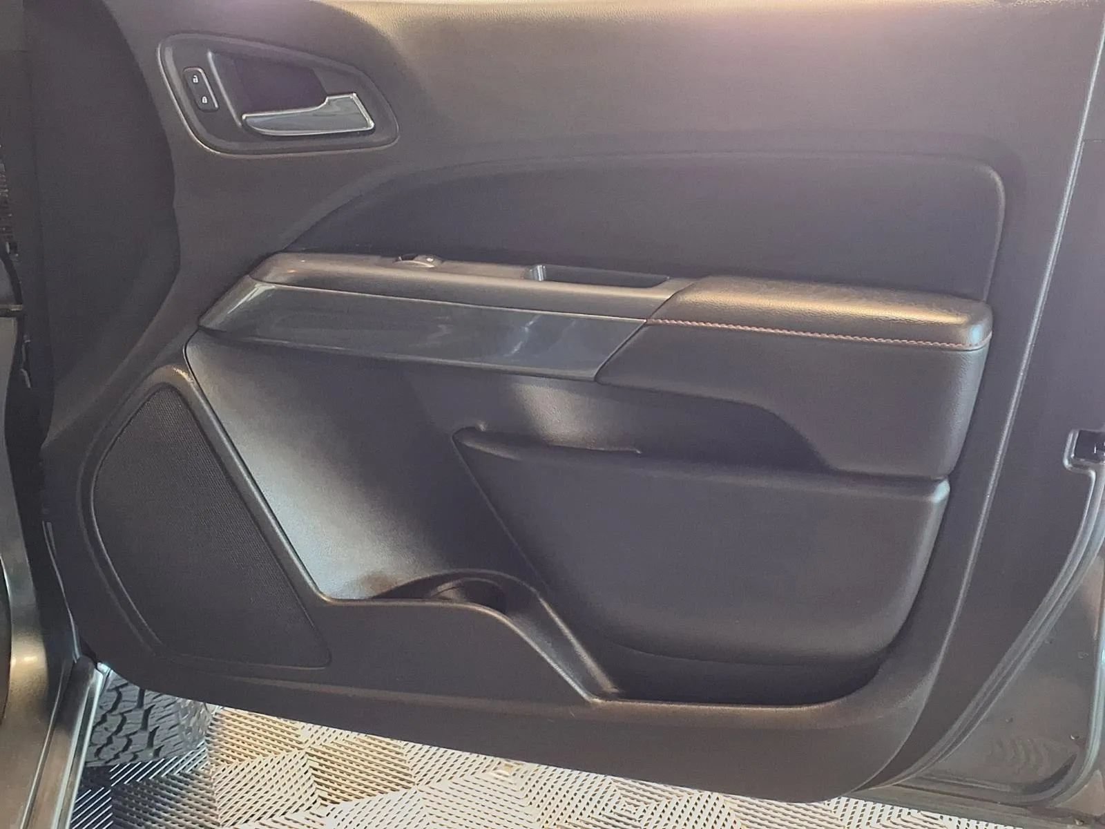 Used 2015 GMC Canyon SLE w/ All-Terrain Package AWD/4WD image 12