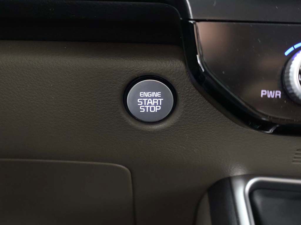 Used 2025 Kia Carnival FWD image 36