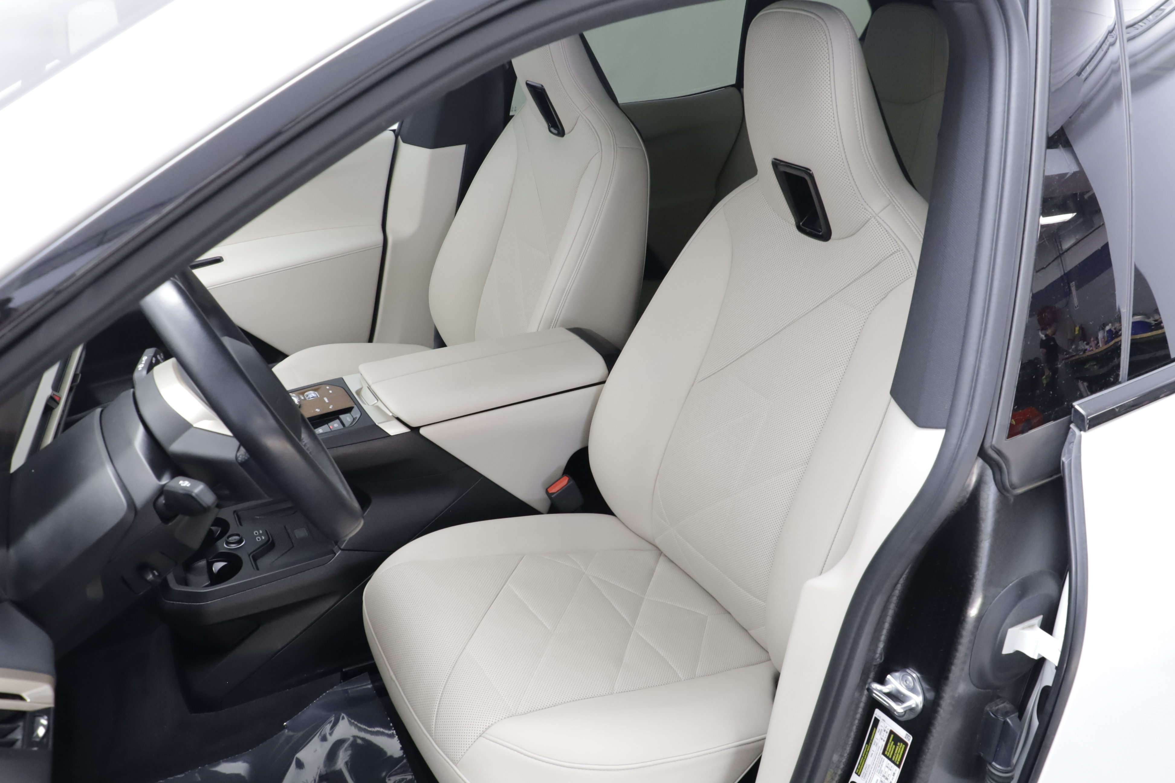 Used 2024 BMW iX xDrive50 w/ Premium Package AWD/4WD image 16
