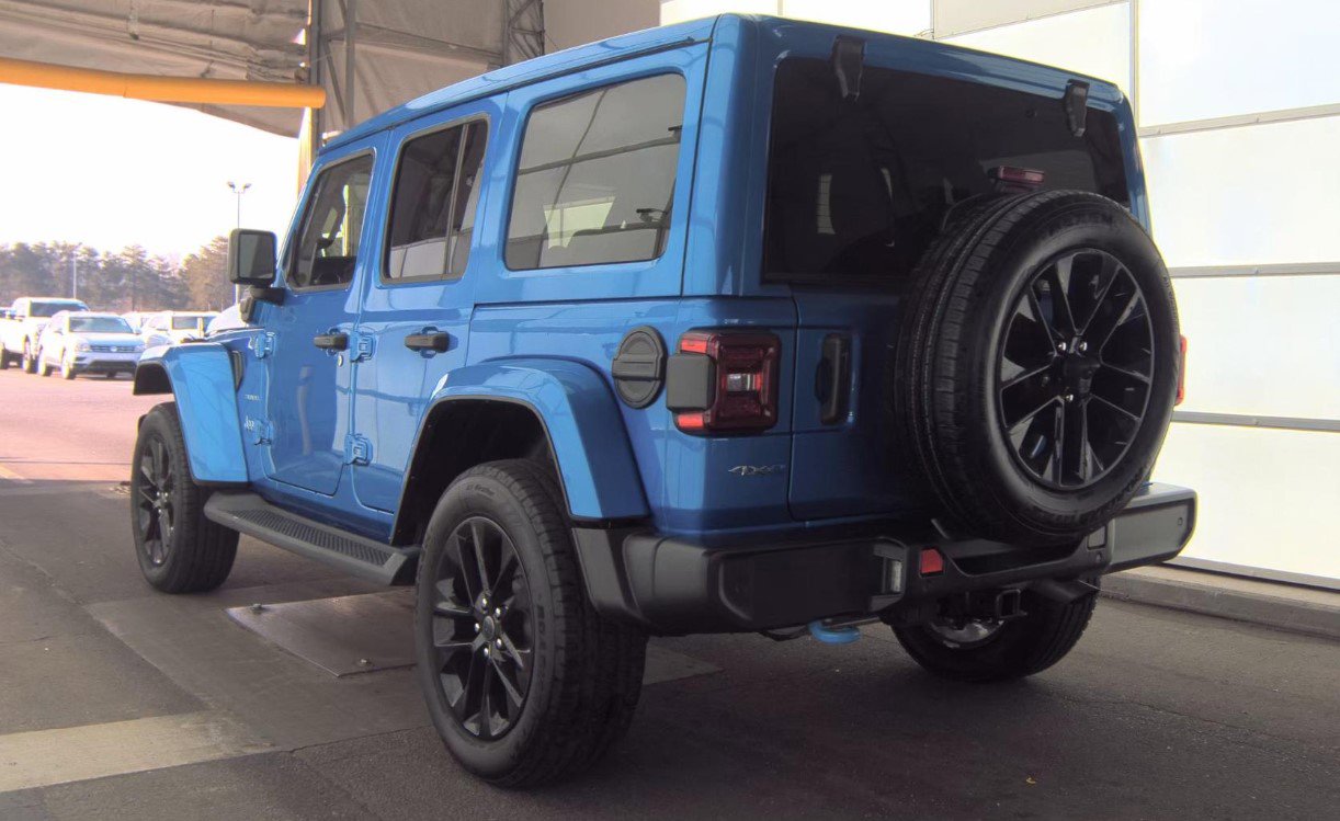 Used 2024 Jeep Wrangler Unlimited Sahara w/ Technology Group image 6