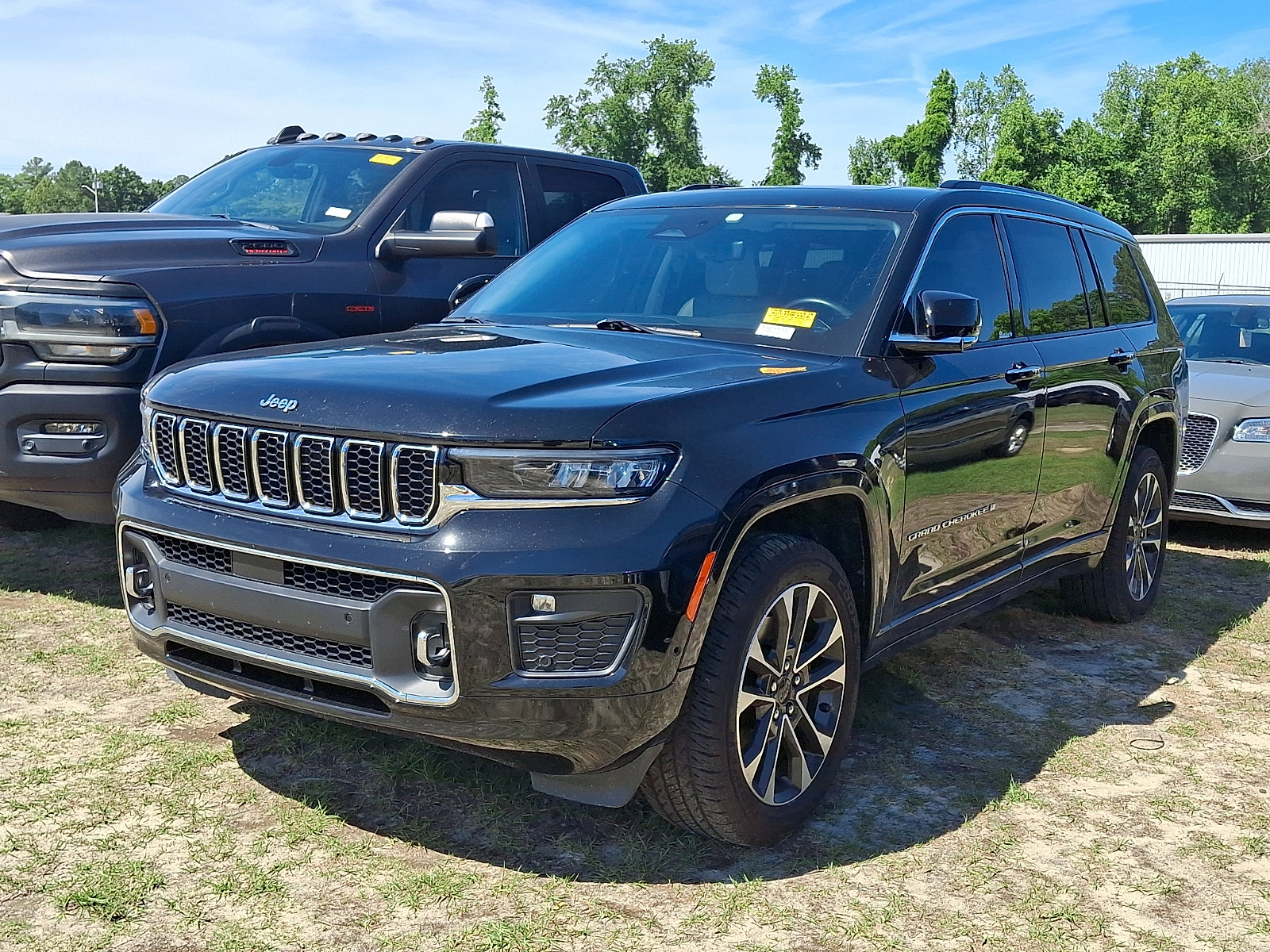 Used 2021 Jeep Grand Cherokee L Overland w/ Luxury Tech Group IV AWD/4WD image 3