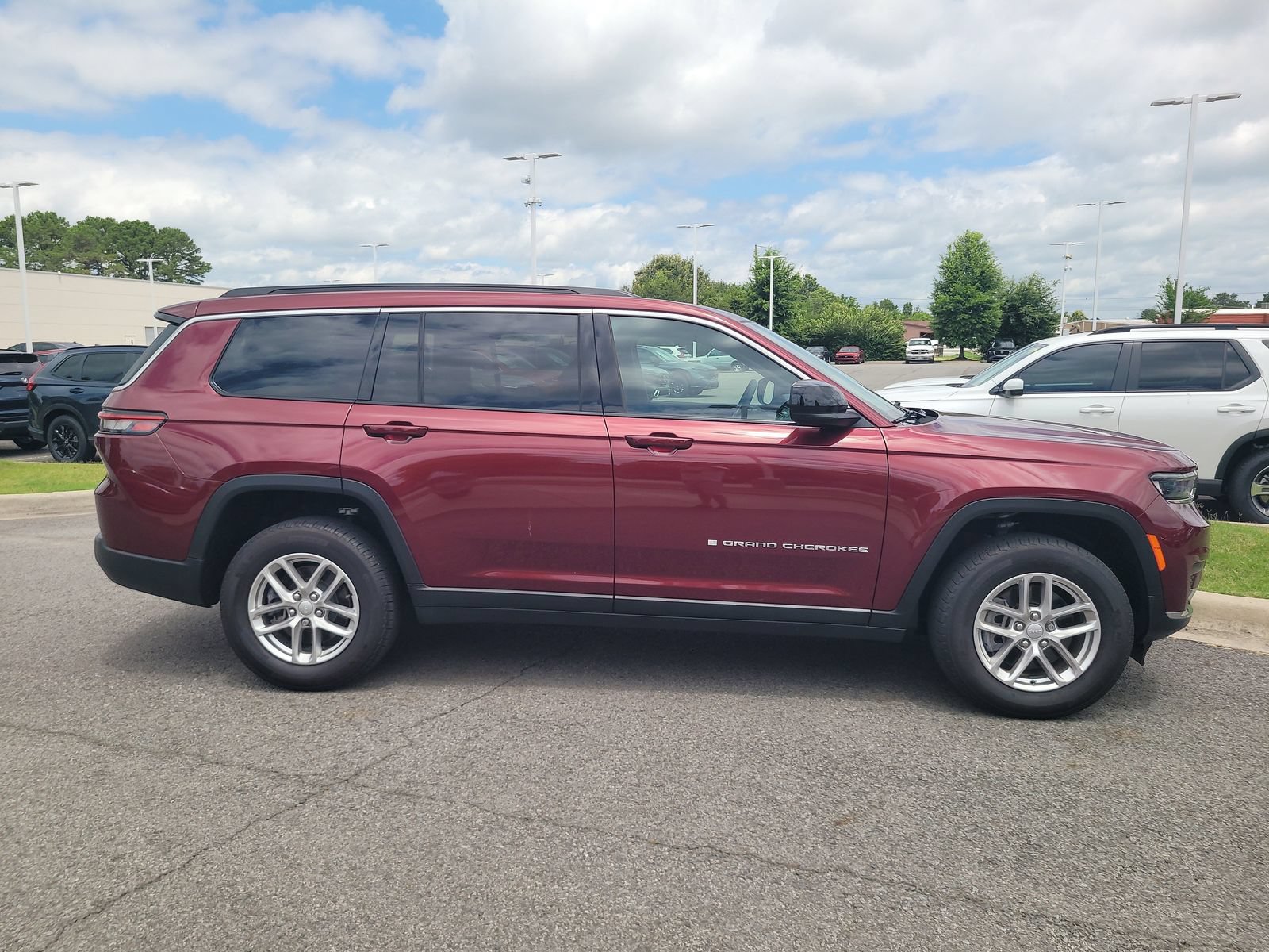 Used 2025 Jeep Grand Cherokee L Laredo AWD/4WD image 2