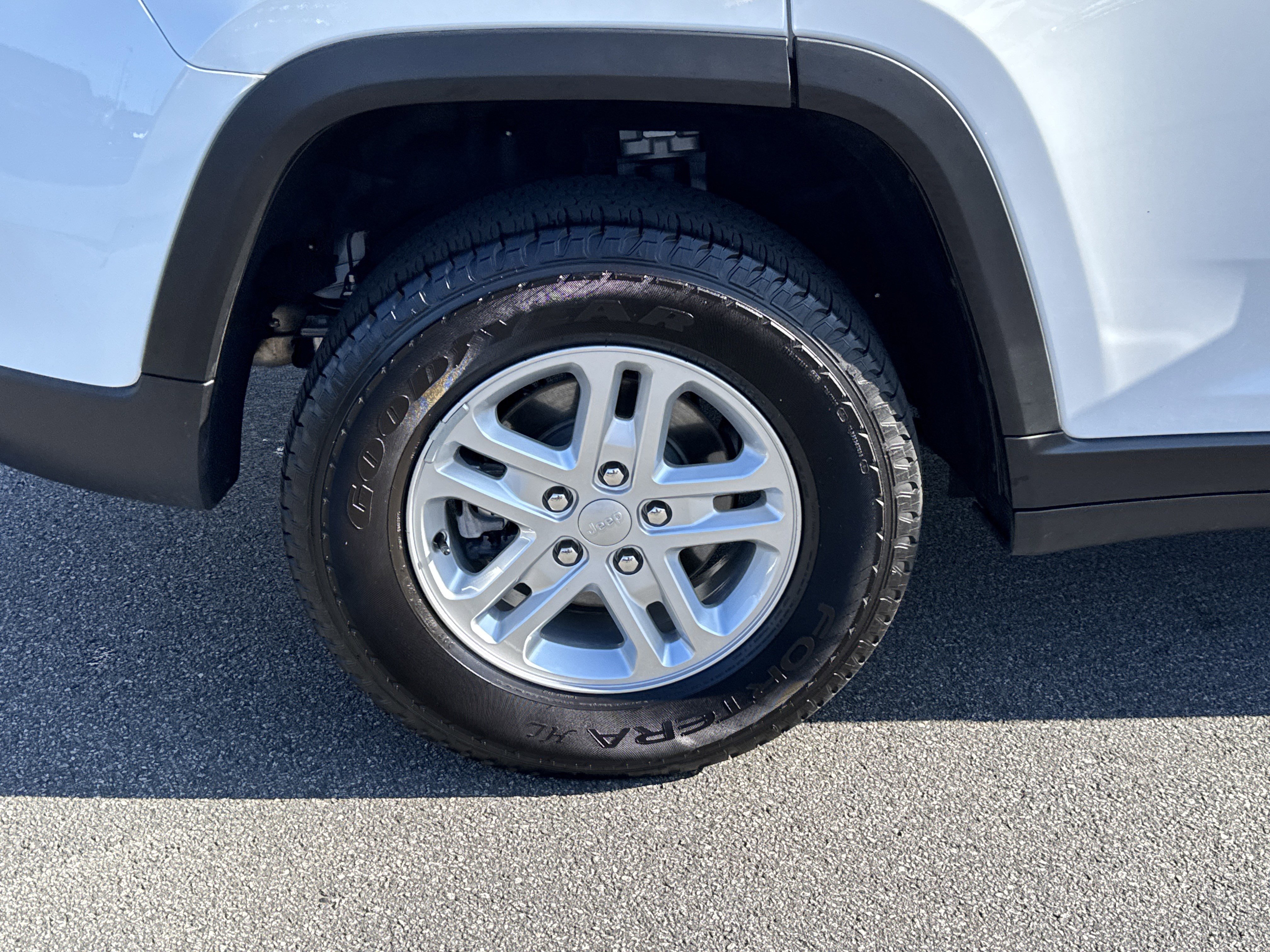 Used 2025 Jeep Grand Cherokee Laredo w/ Luxury Tech Group I image 12