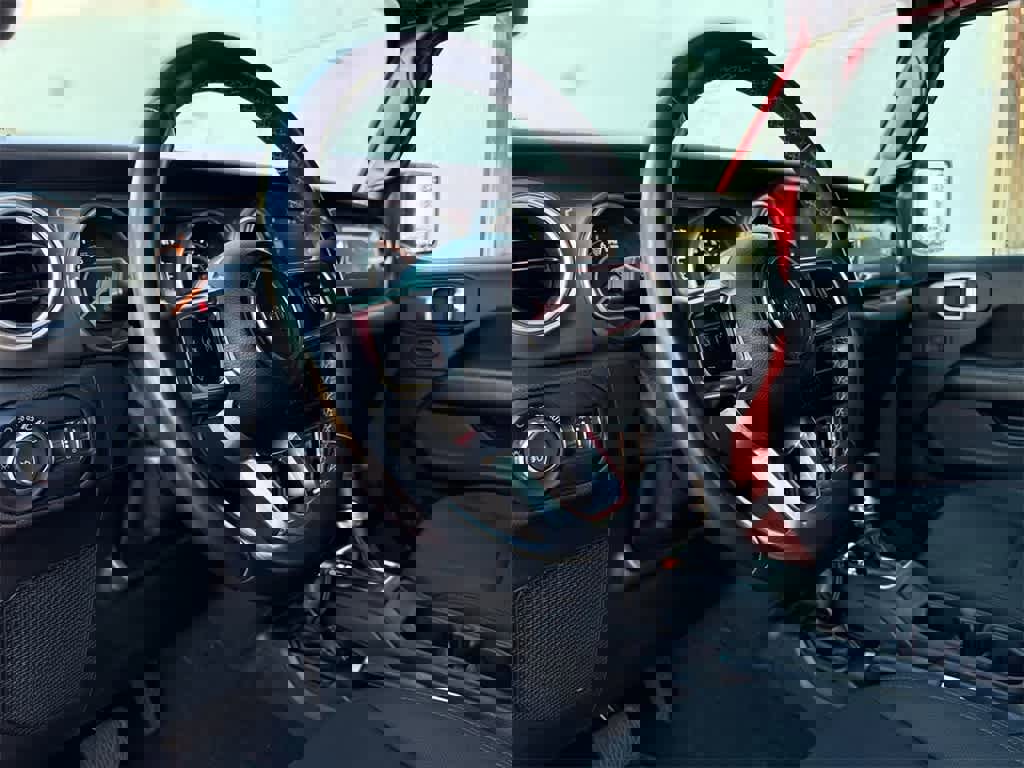 Used 2018 Jeep Wrangler Unlimited Sahara image 2