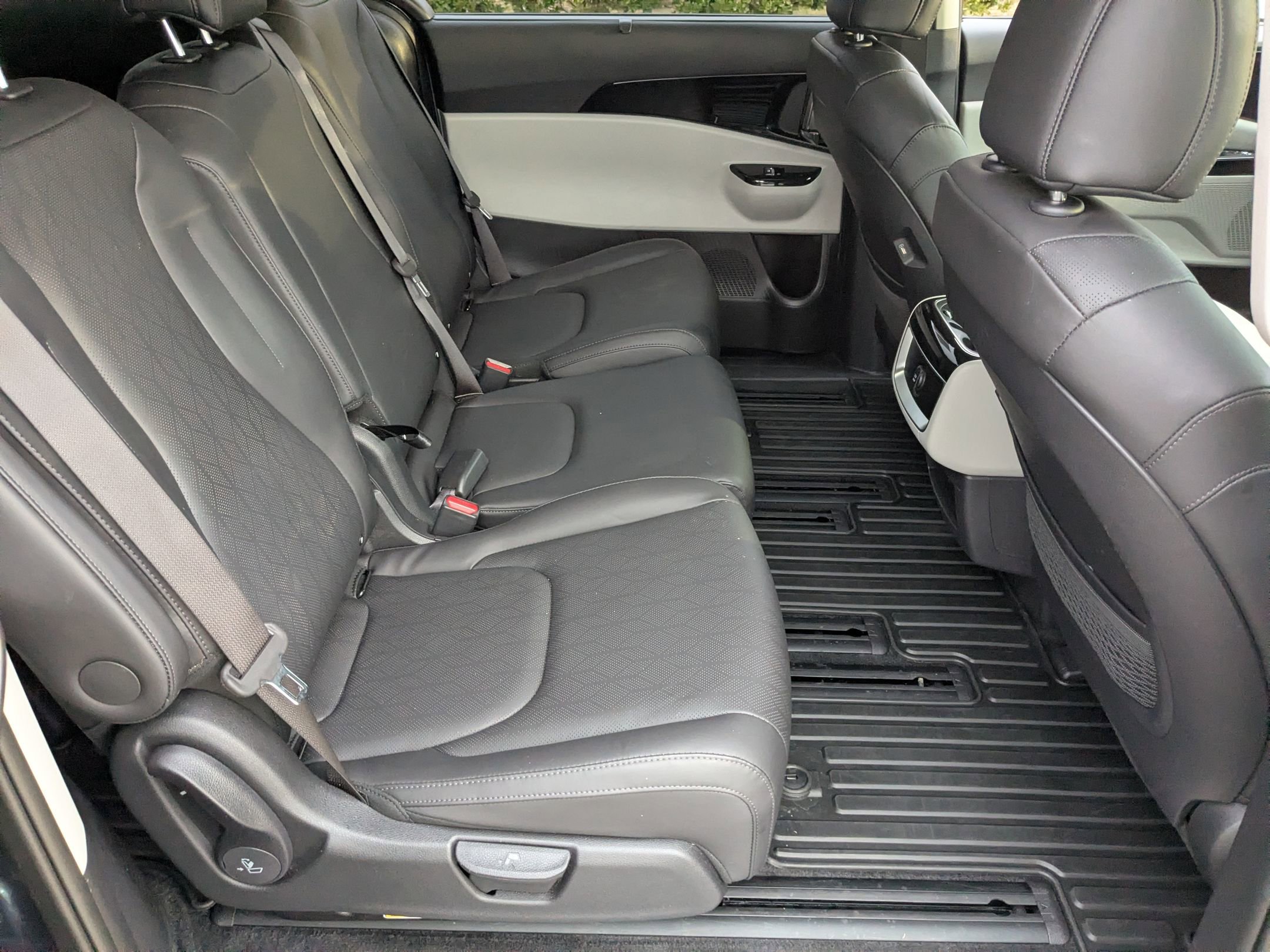 Used 2024 Kia Carnival EX image 42