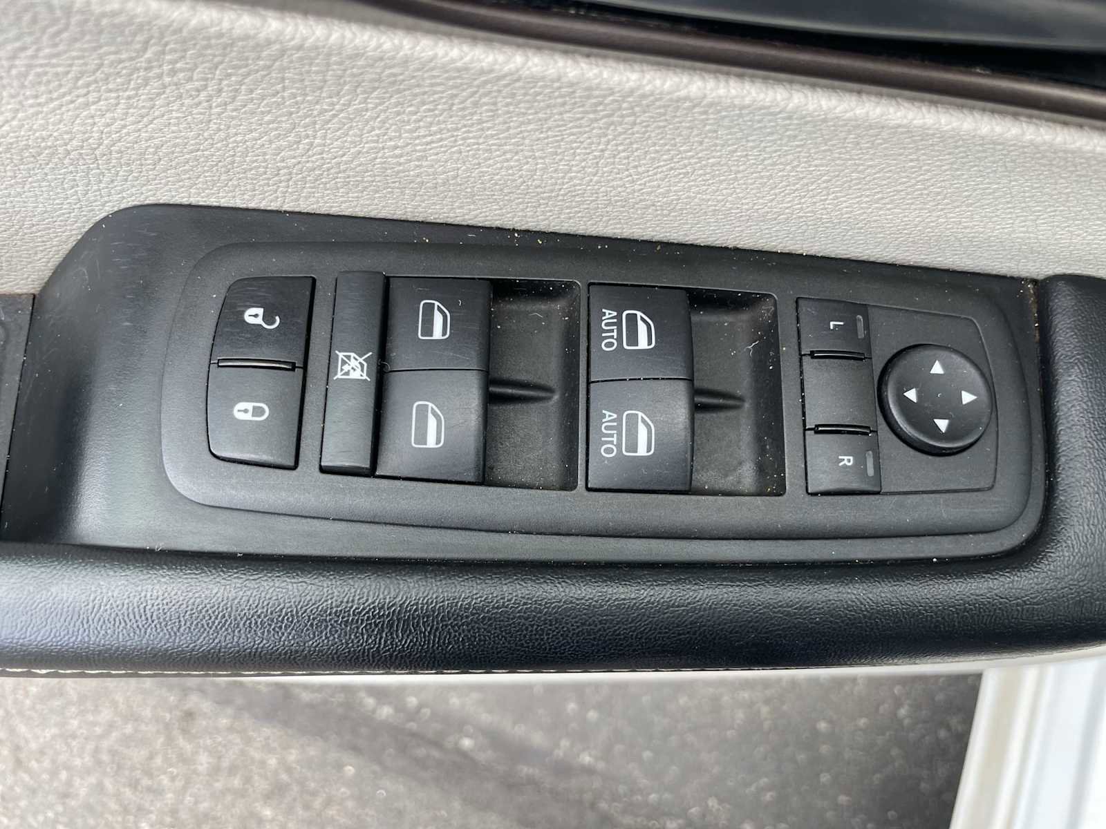 Used 2022 Chrysler Voyager LX image 15