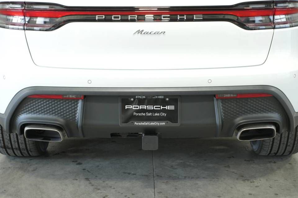 Certified 2025 Porsche Macan AWD/4WD image 39