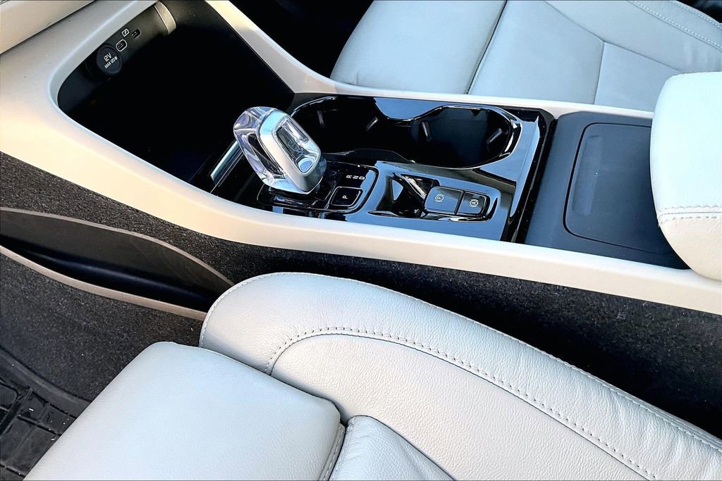 Used 2023 Volvo XC40 B4 Plus w/ Protection Package Premier image 19