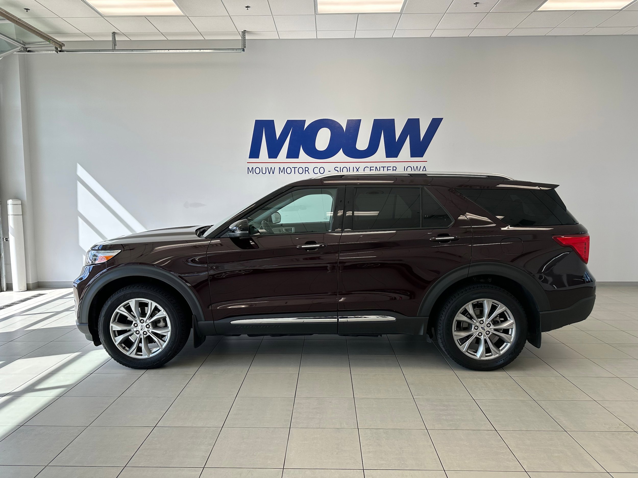 Used 2022 Ford Explorer Limited w/ Equipment Group 301A AWD/4WD image 1