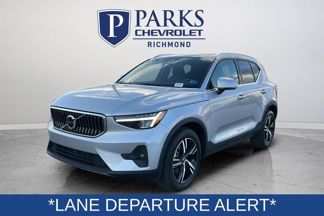 Used 2023 Volvo XC40 B5 Plus image 3