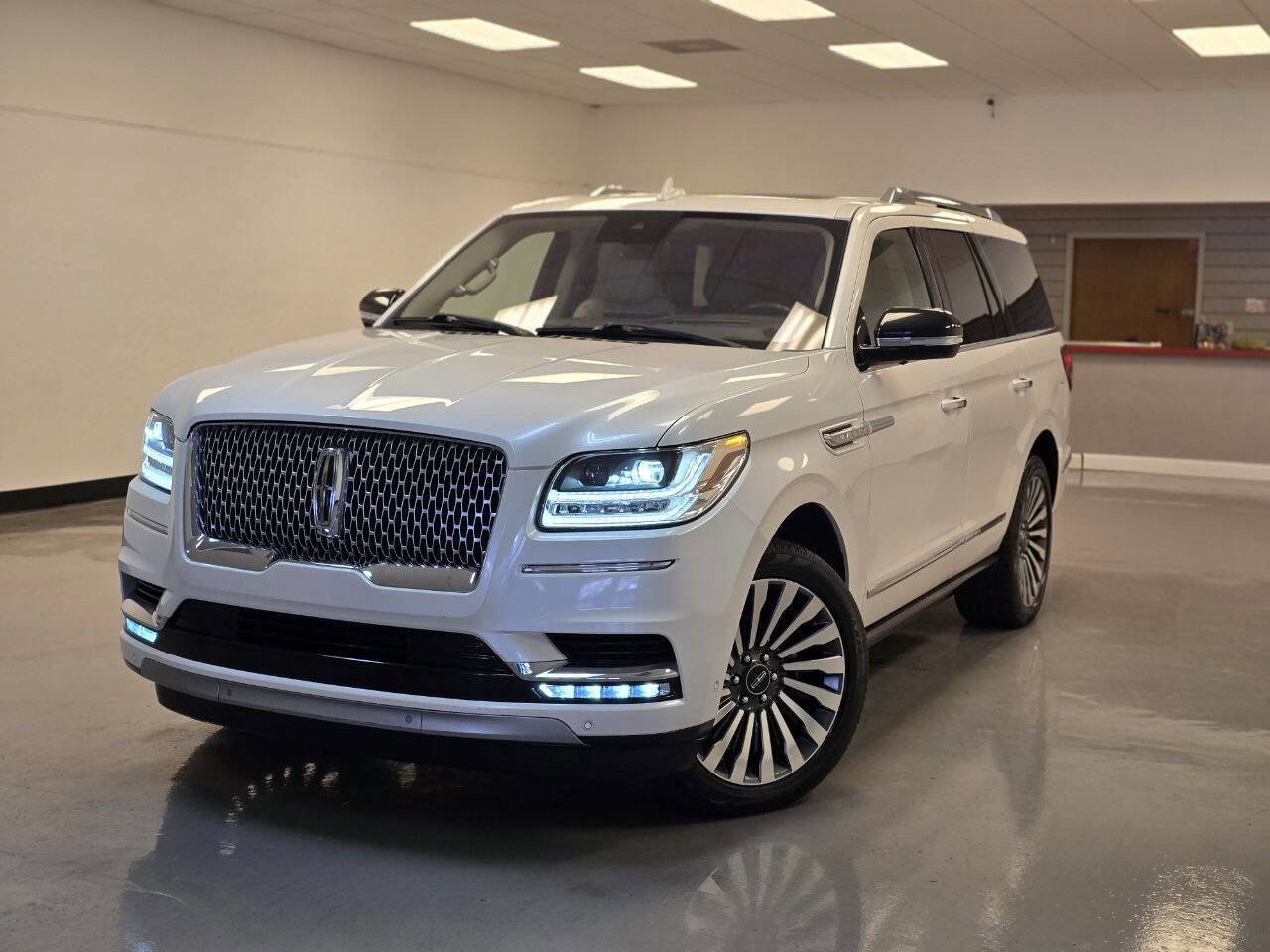 Used 2019 Lincoln Navigator Reserve image 1