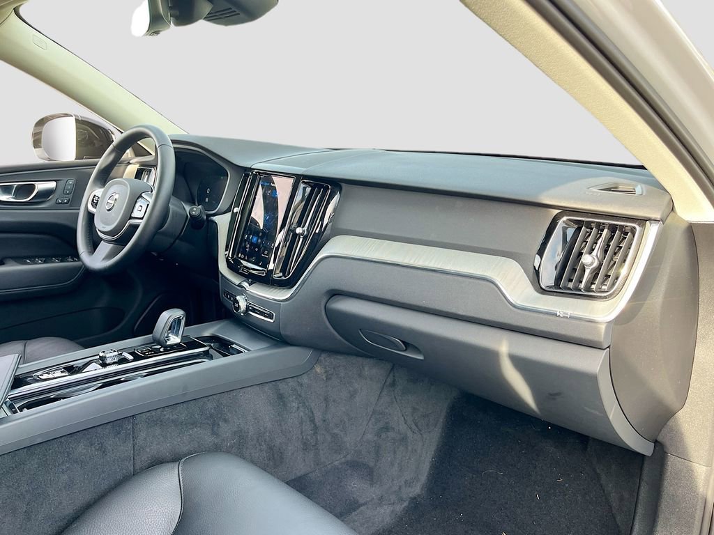 Used 2025 Volvo XC60 B5 Plus image 29
