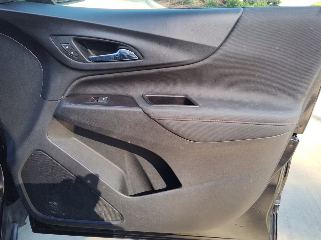 Used 2022 Chevrolet Equinox RS w/ Infotainment Package image 24