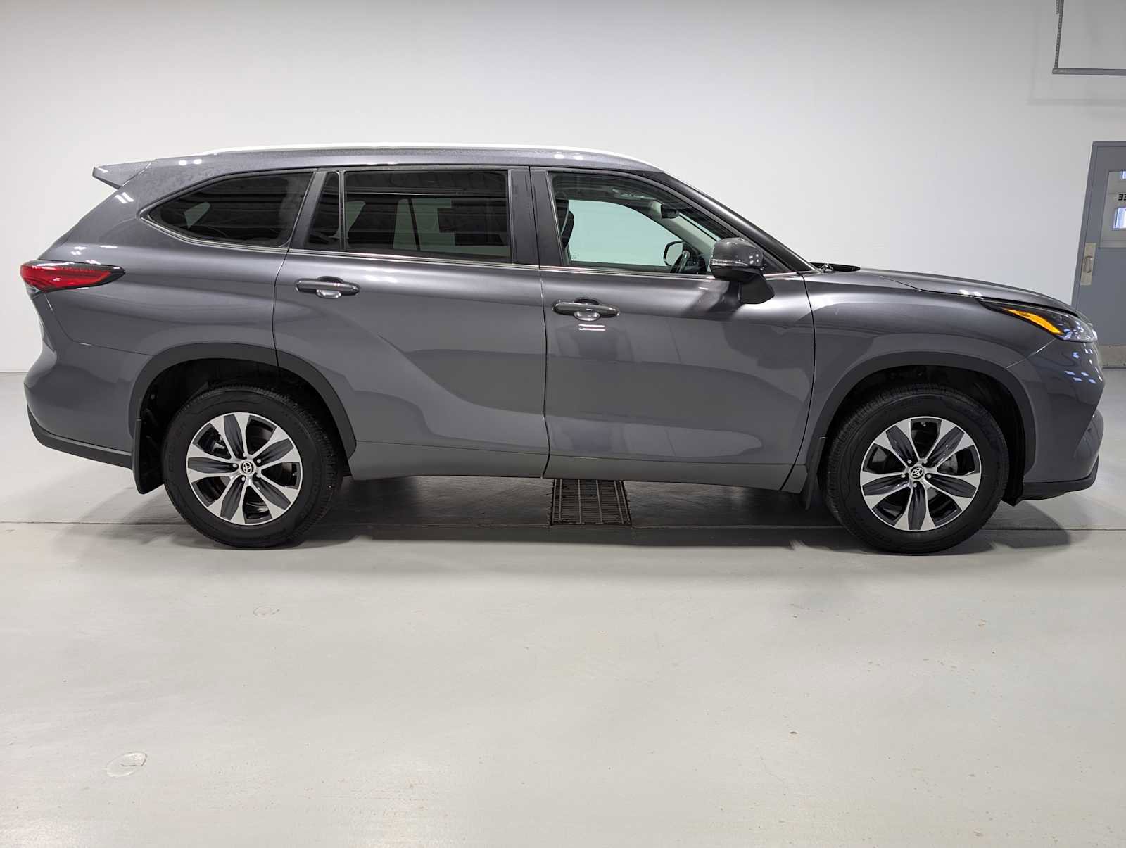 Used 2023 Toyota Highlander XLE image 7