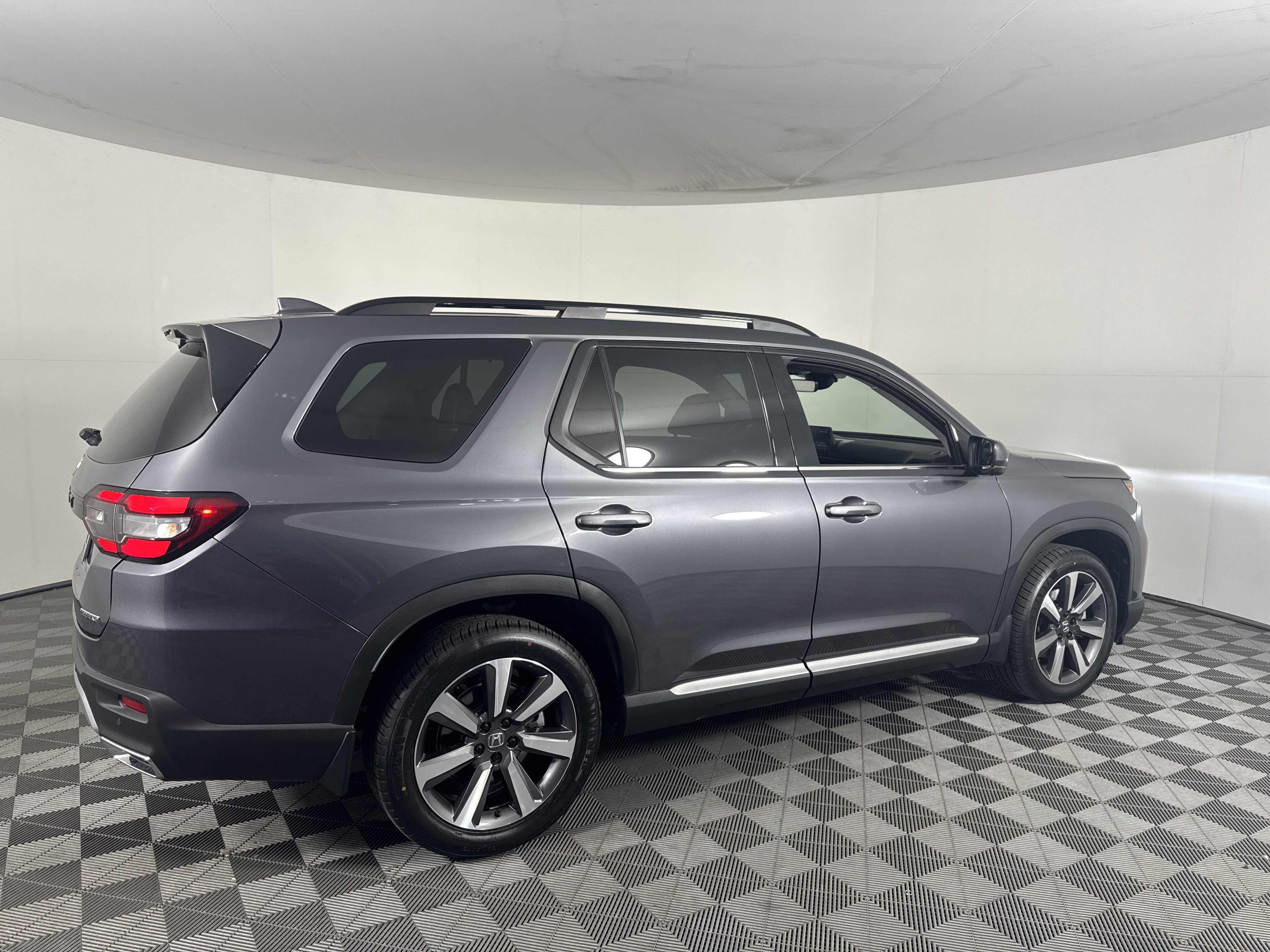 Certified 2024 Honda Pilot Touring image 3