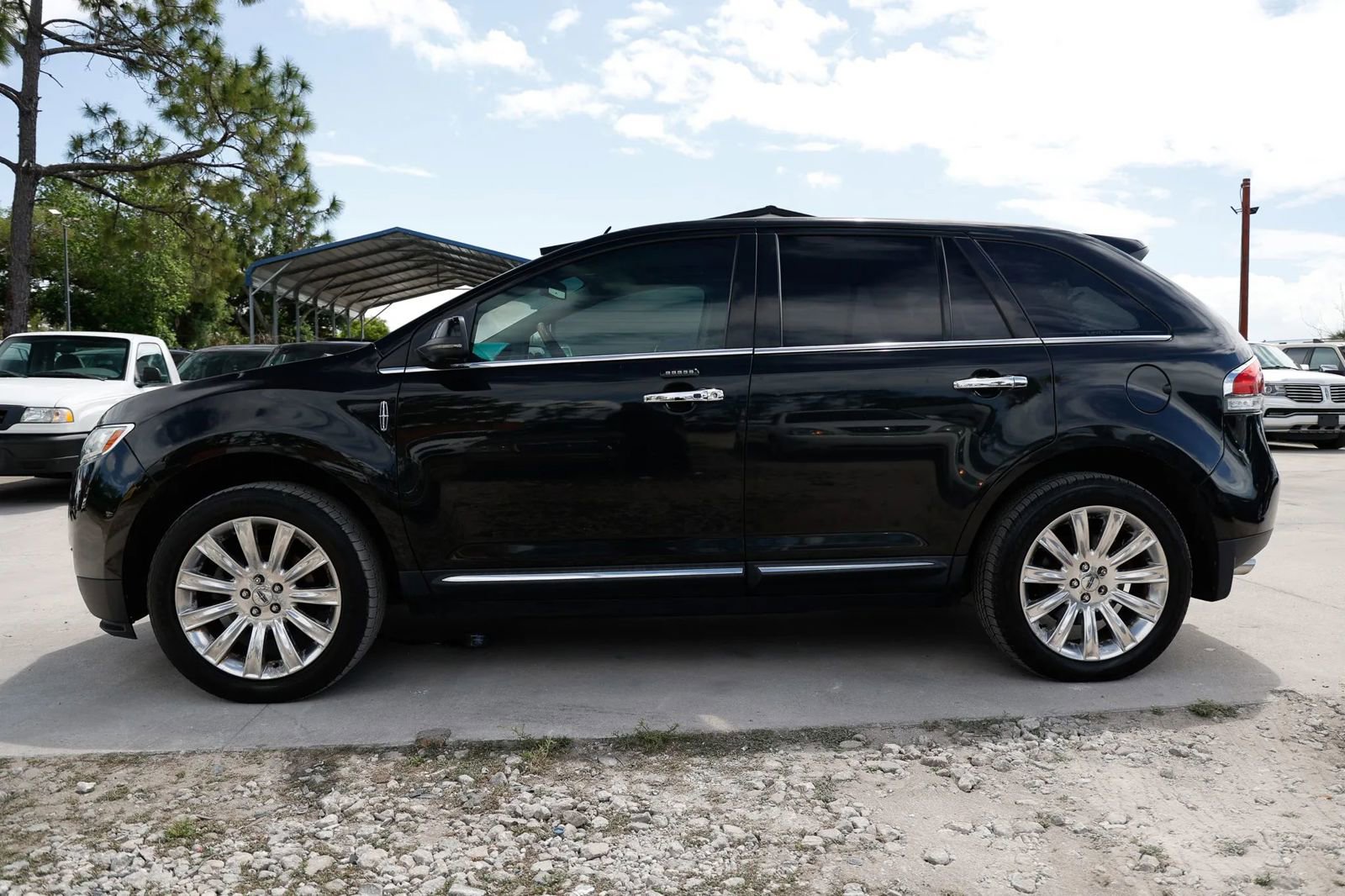 Used 2013 Lincoln MKX FWD image 3