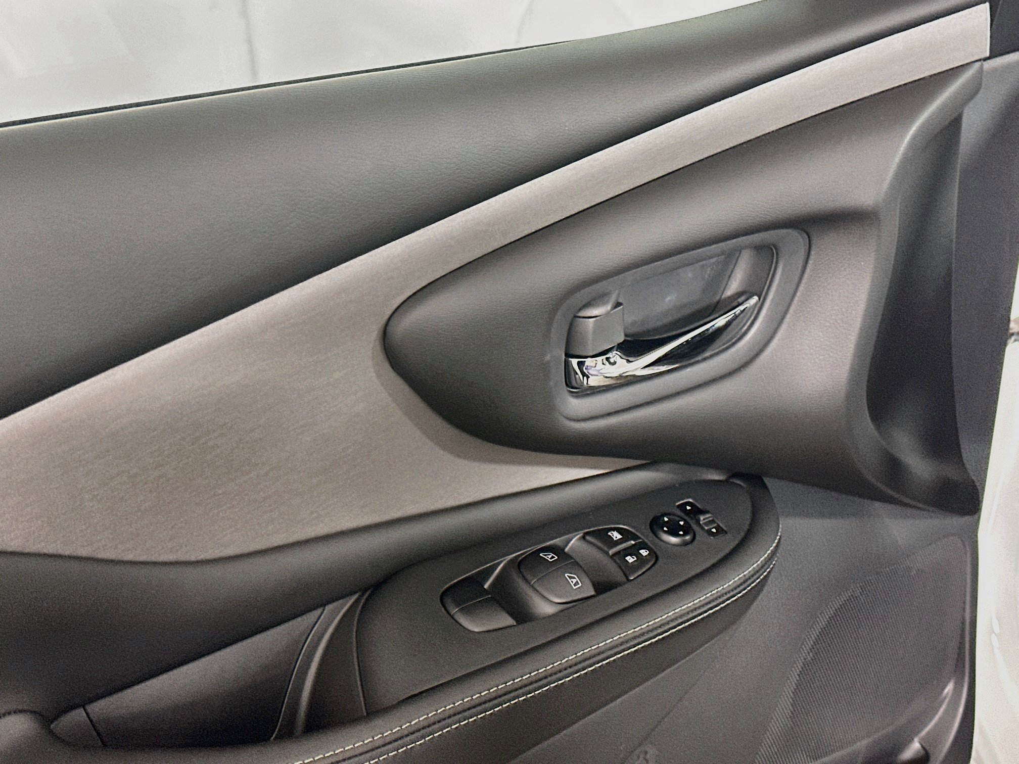 Used 2024 Nissan Murano SV w/ SV Midnight Edition Package FWD image 15