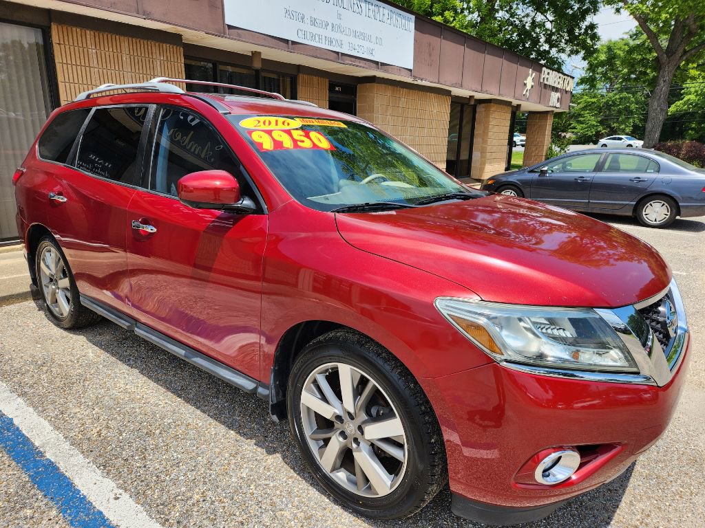 Used 2015 Nissan Pathfinder Platinum w/ Family Entertainment Package FWD image 2