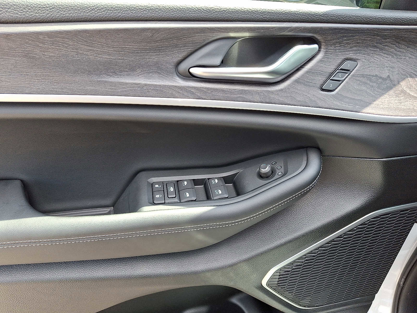 New 2025 Jeep Grand Cherokee Limited w/ Trailer Tow Package image 8