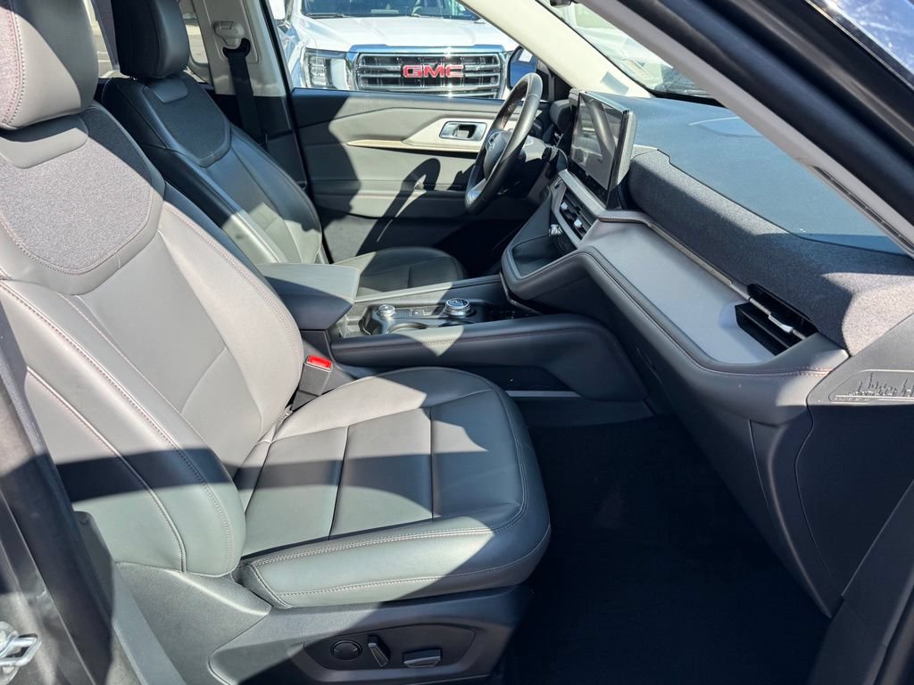 Used 2025 Ford Explorer Active w/ Active Comfort Package RWD image 20