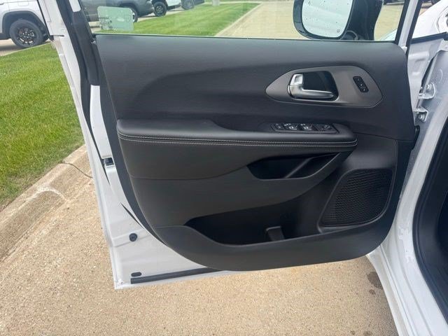 New 2027 Chrysler Pacifica Select FWD image 8