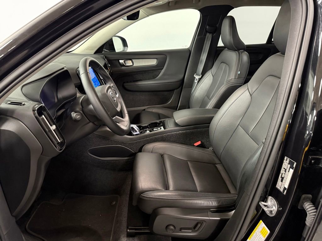 Used 2025 Volvo XC40 B5 Plus AWD/4WD image 9