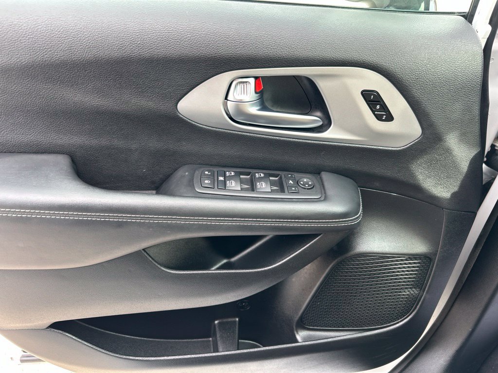 Used 2025 Chrysler Pacifica Limited FWD image 23