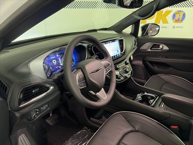 New 2026 Chrysler Pacifica Limited FWD image 23