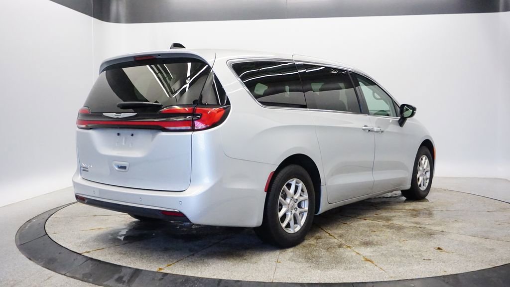 Certified 2024 Chrysler Pacifica Touring-L image 6
