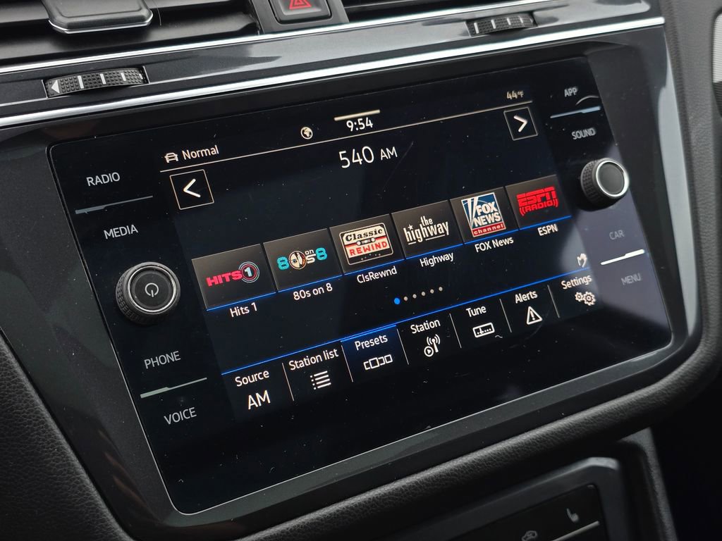 Used 2022 Volkswagen Tiguan SE image 32