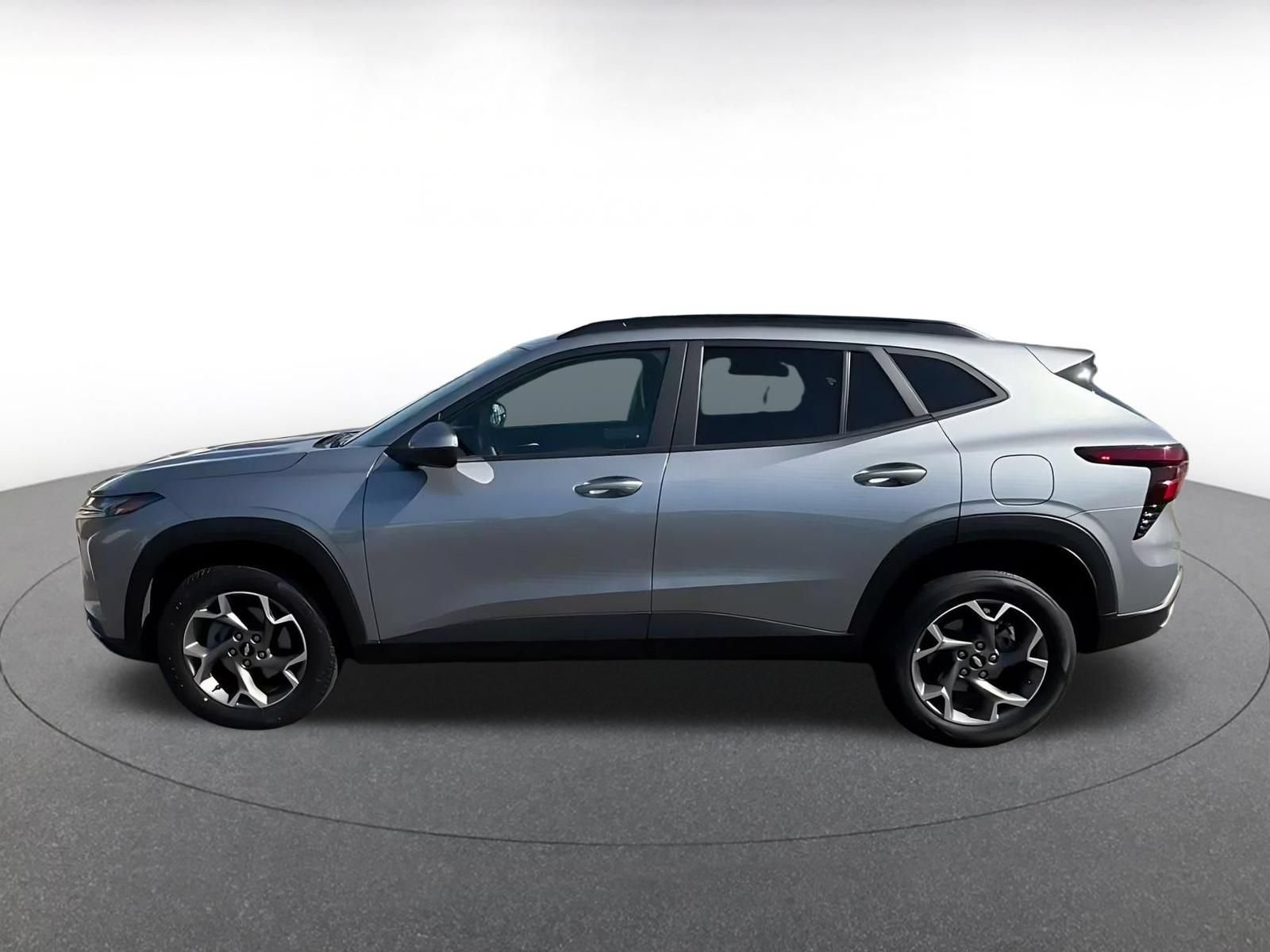 Used 2025 Chevrolet Trax LT FWD image 8
