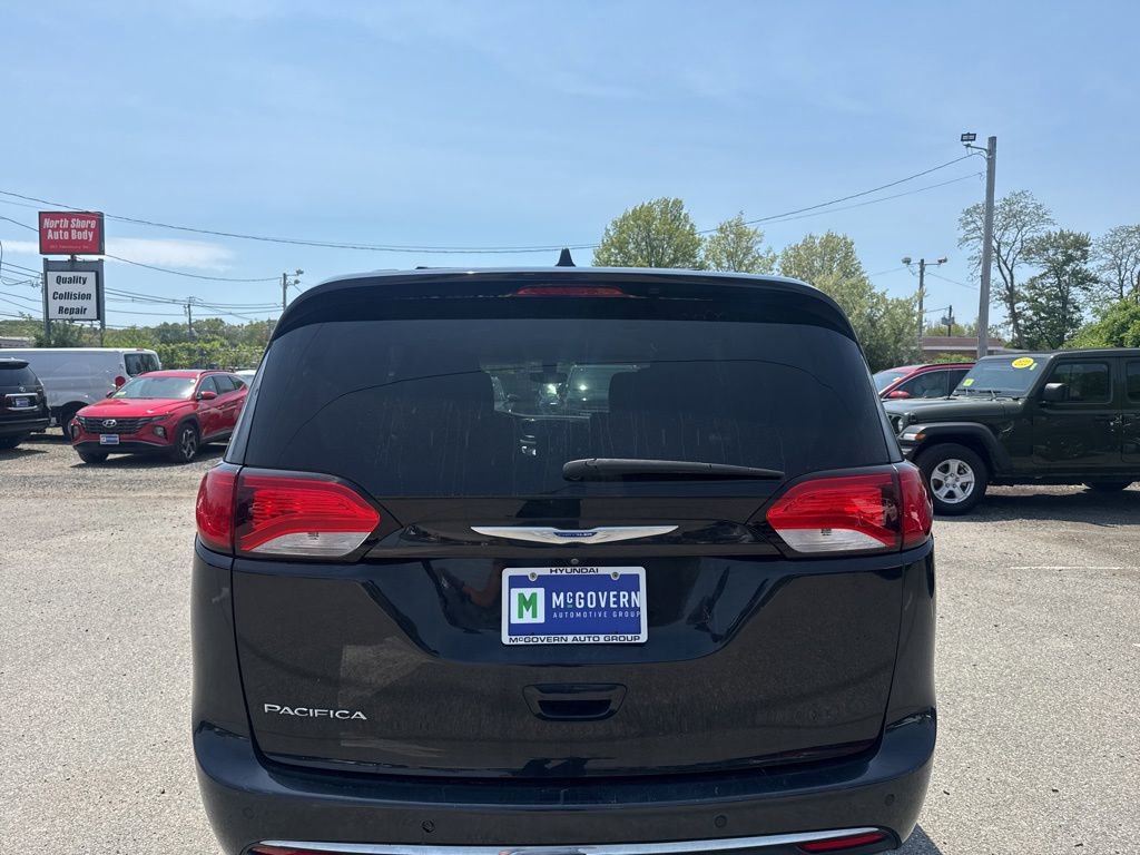 Used 2018 Chrysler Pacifica Touring-L FWD image 4