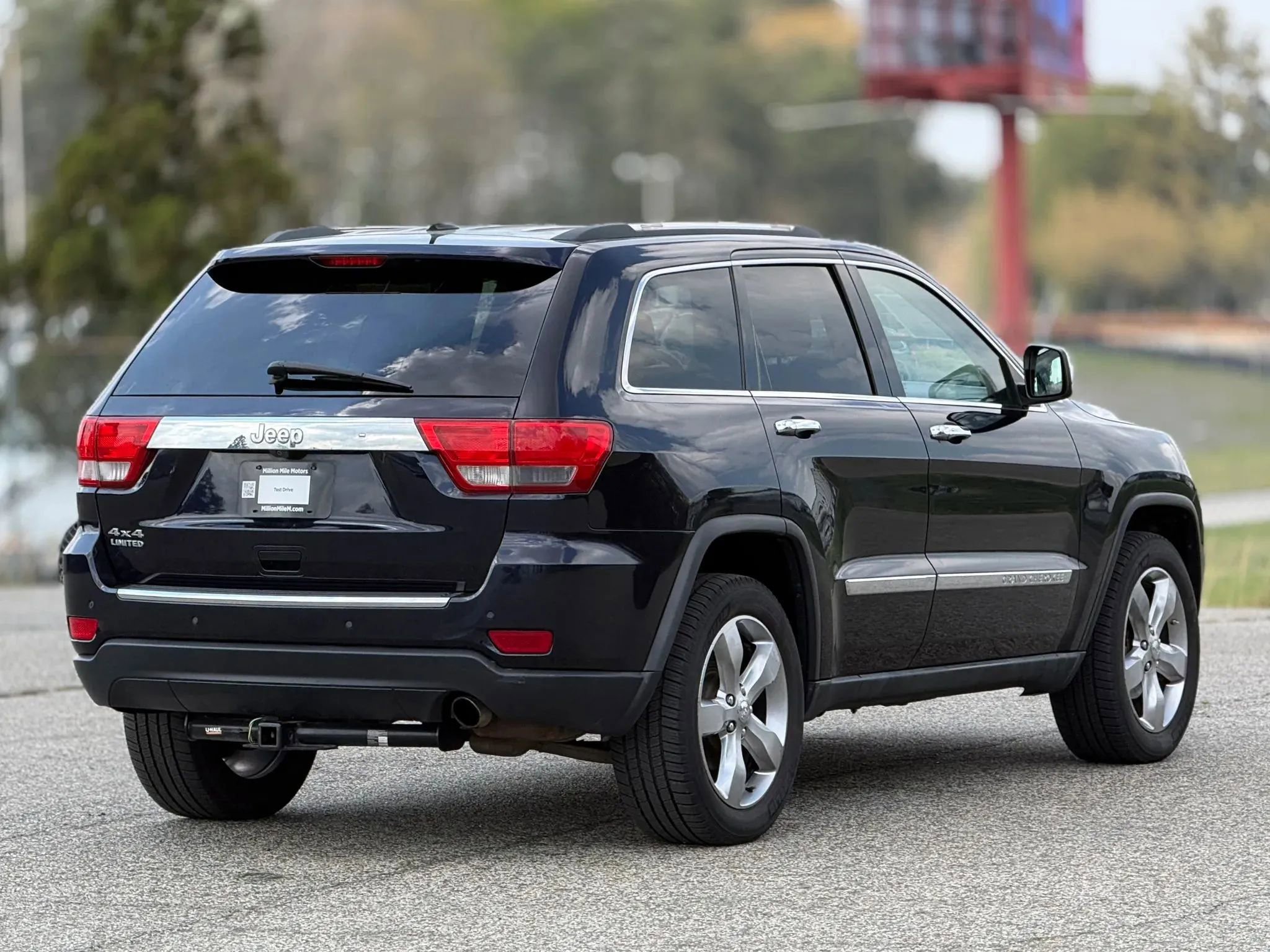 Used 2011 Jeep Grand Cherokee Limited w/ Luxury Group II image 9