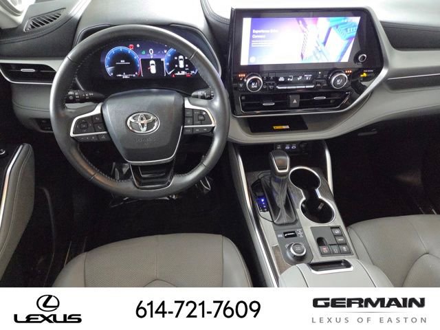 Used 2024 Toyota Highlander Platinum image 18